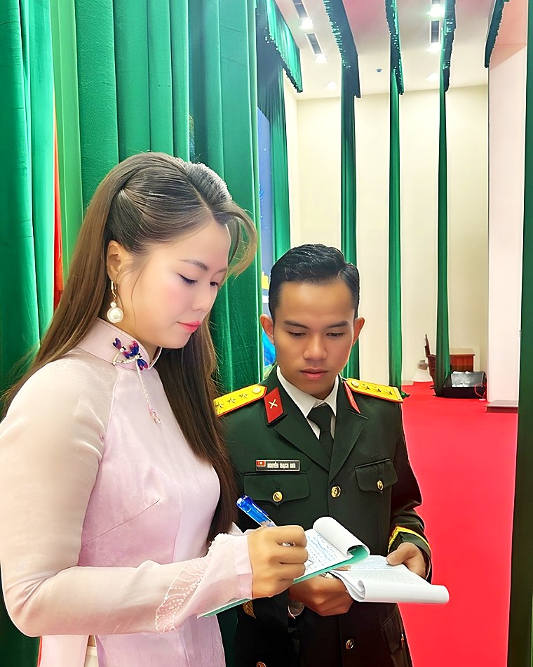 明秋以英文主持峴港市軍事指揮部英語俱樂部成立儀式