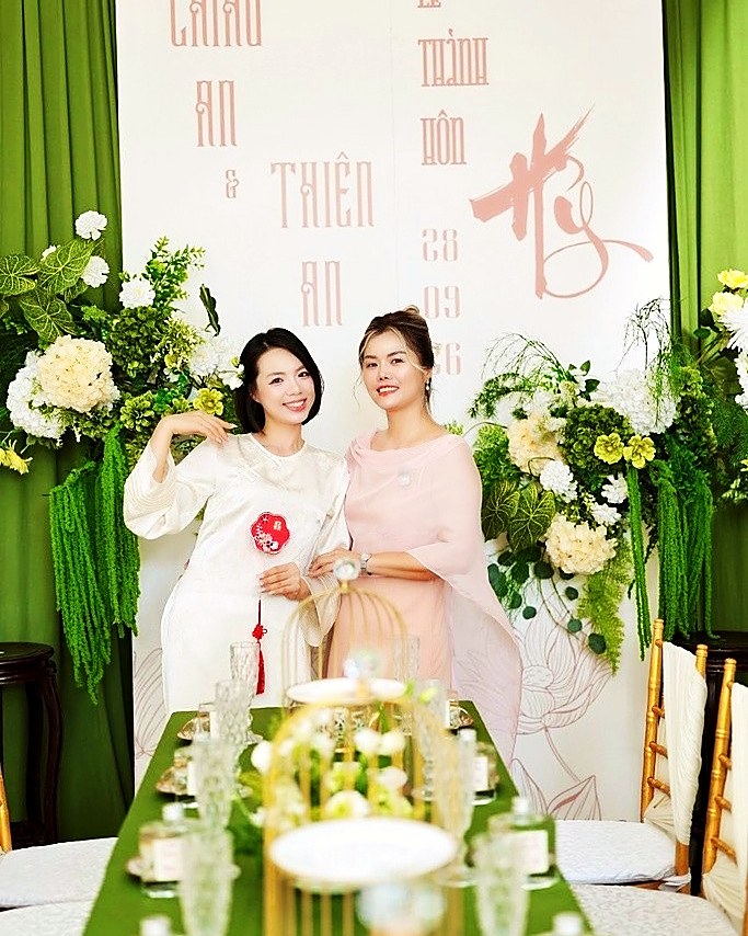 明秋與新娘在峴港華越雙語婚禮上合影